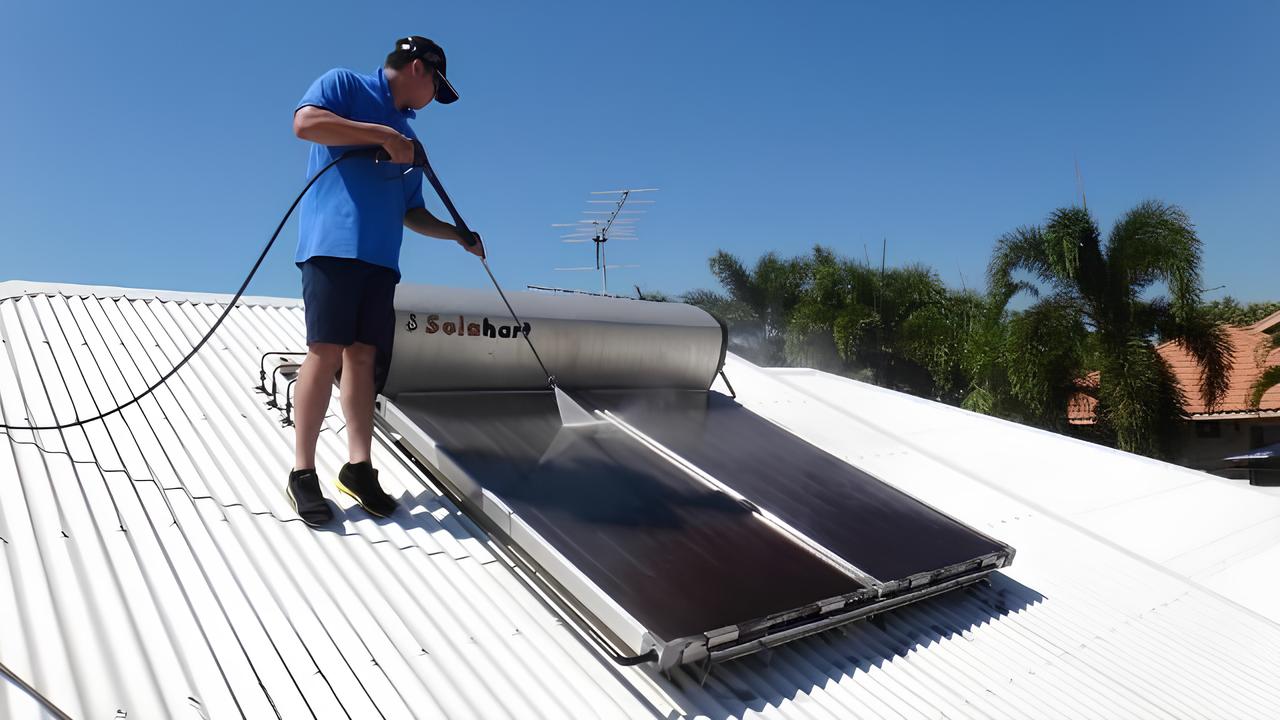 Teknisi melakukan perawatan rutin sistem Solahart residential