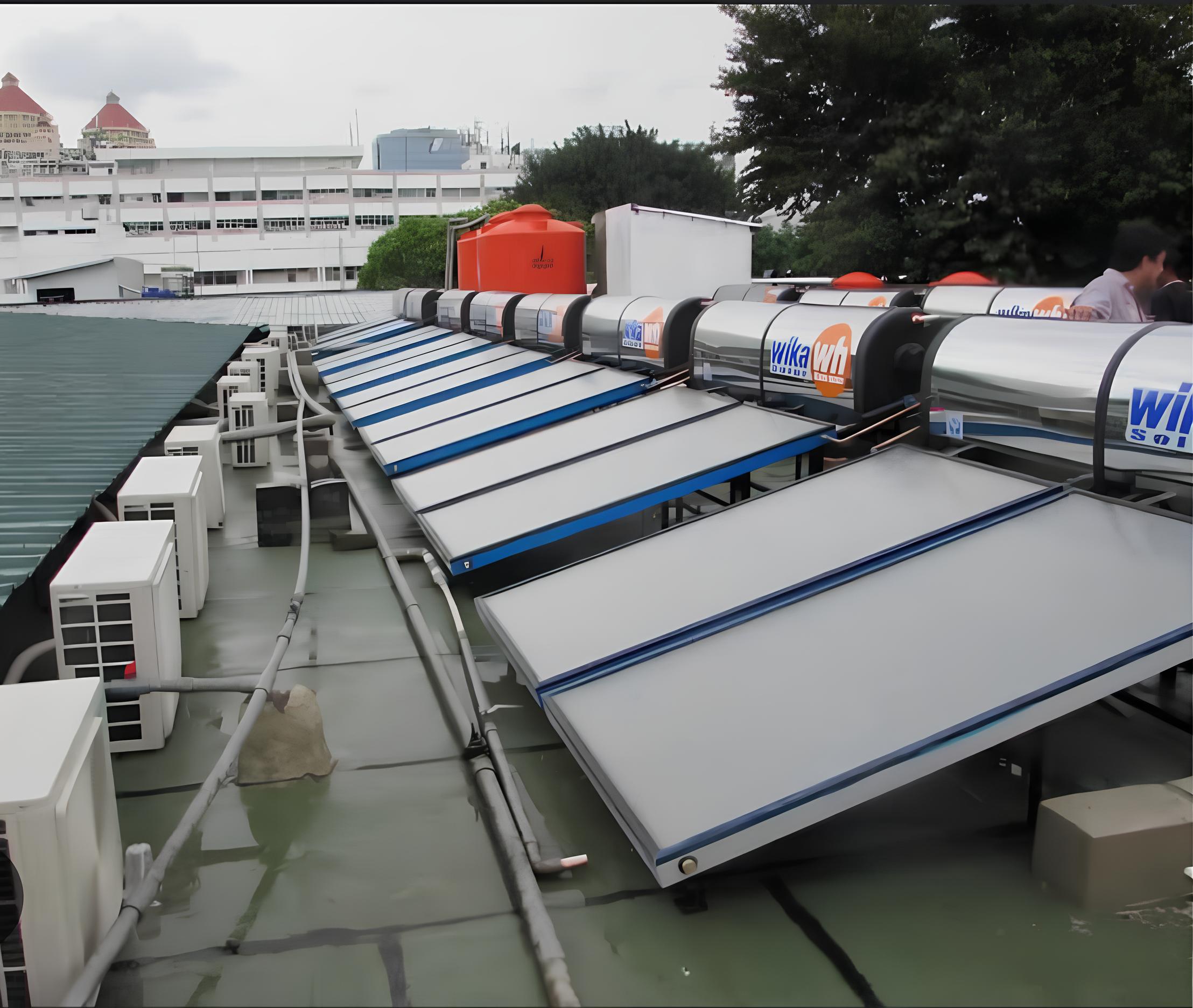 Instalasi sistem Solahart commercial di gedung perkantoran