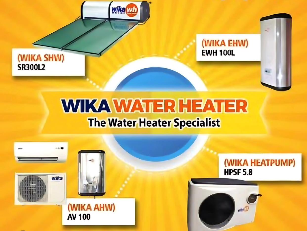 Teknisi Solahart sedang melakukan perawatan sistem di atap rumah Indonesia